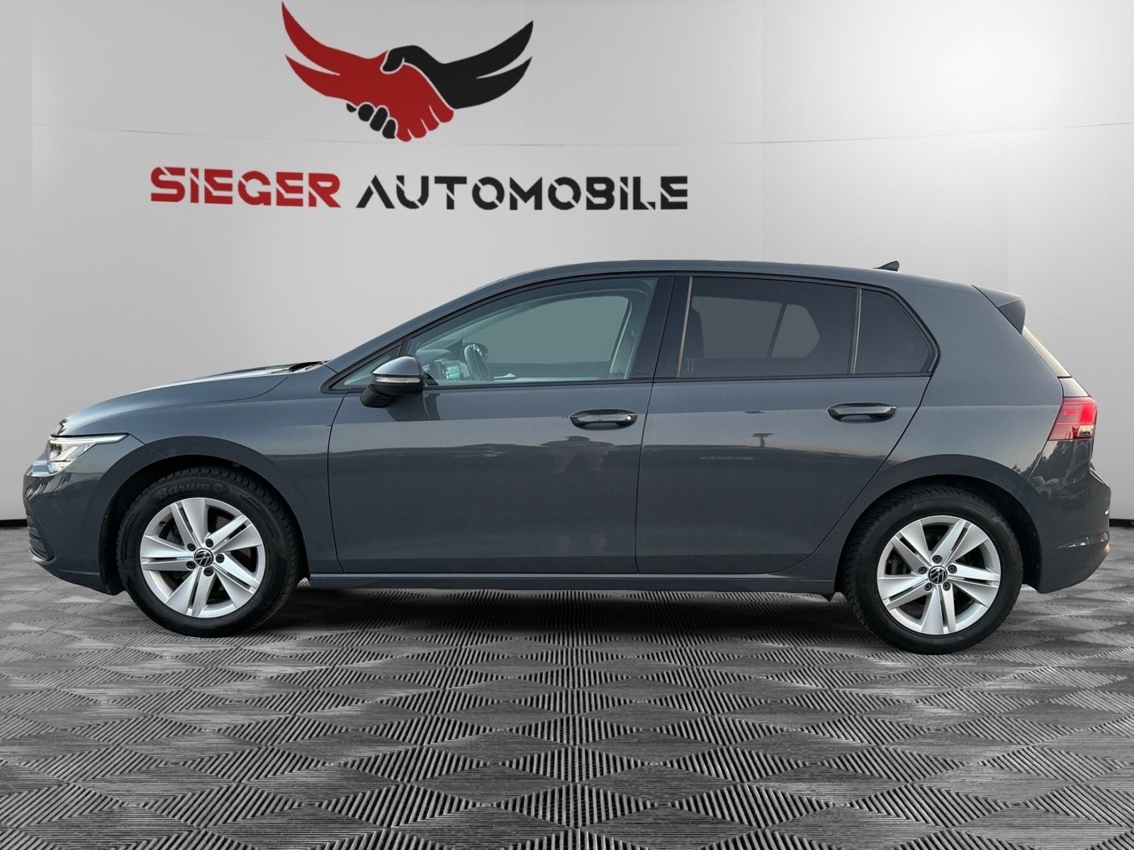 Volkswagen Golf VIII 2.0 TDI DSG LIM. LIFE - Samsaru's Car Outlet