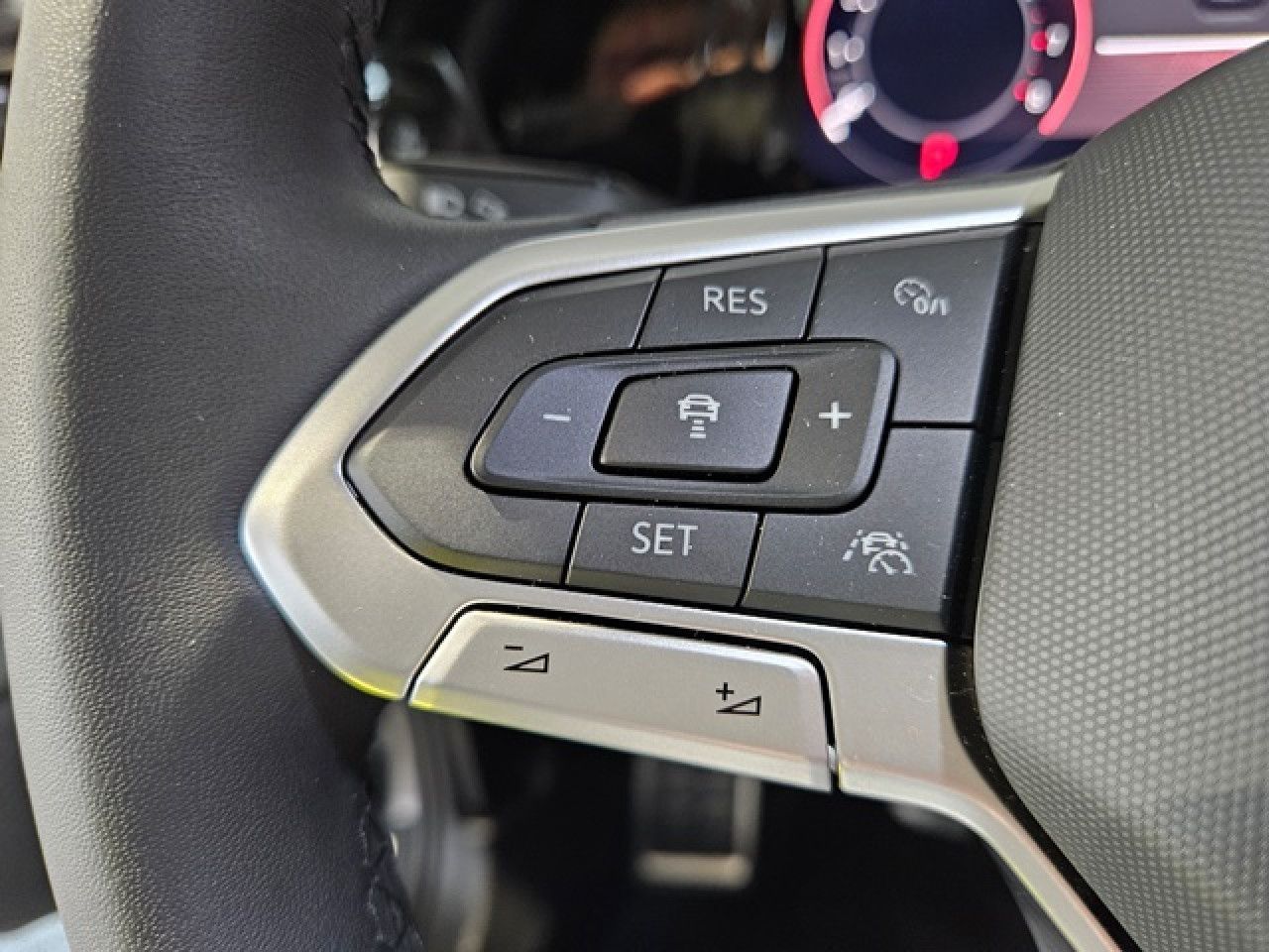 Volkswagen Golf 1.5 eTSI Move DSG - Samsaru's Car Outlet