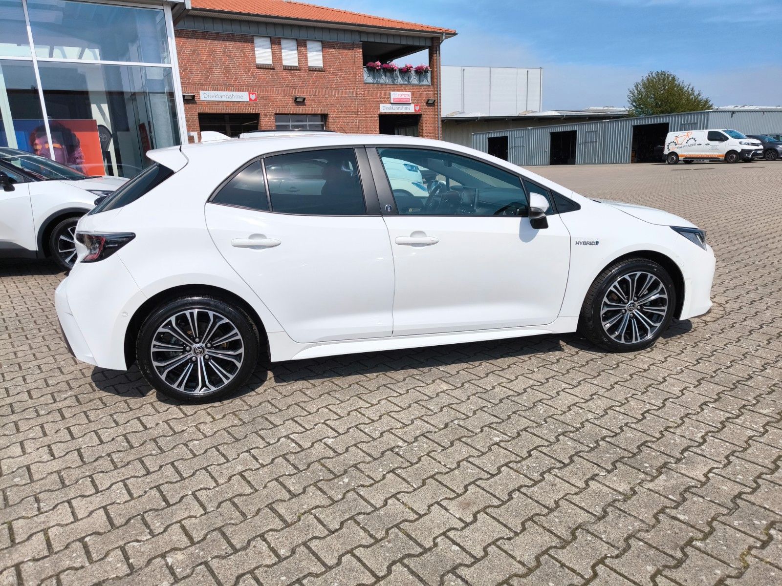 Toyota Corolla Hybrid - Samsaru's Car Outlet