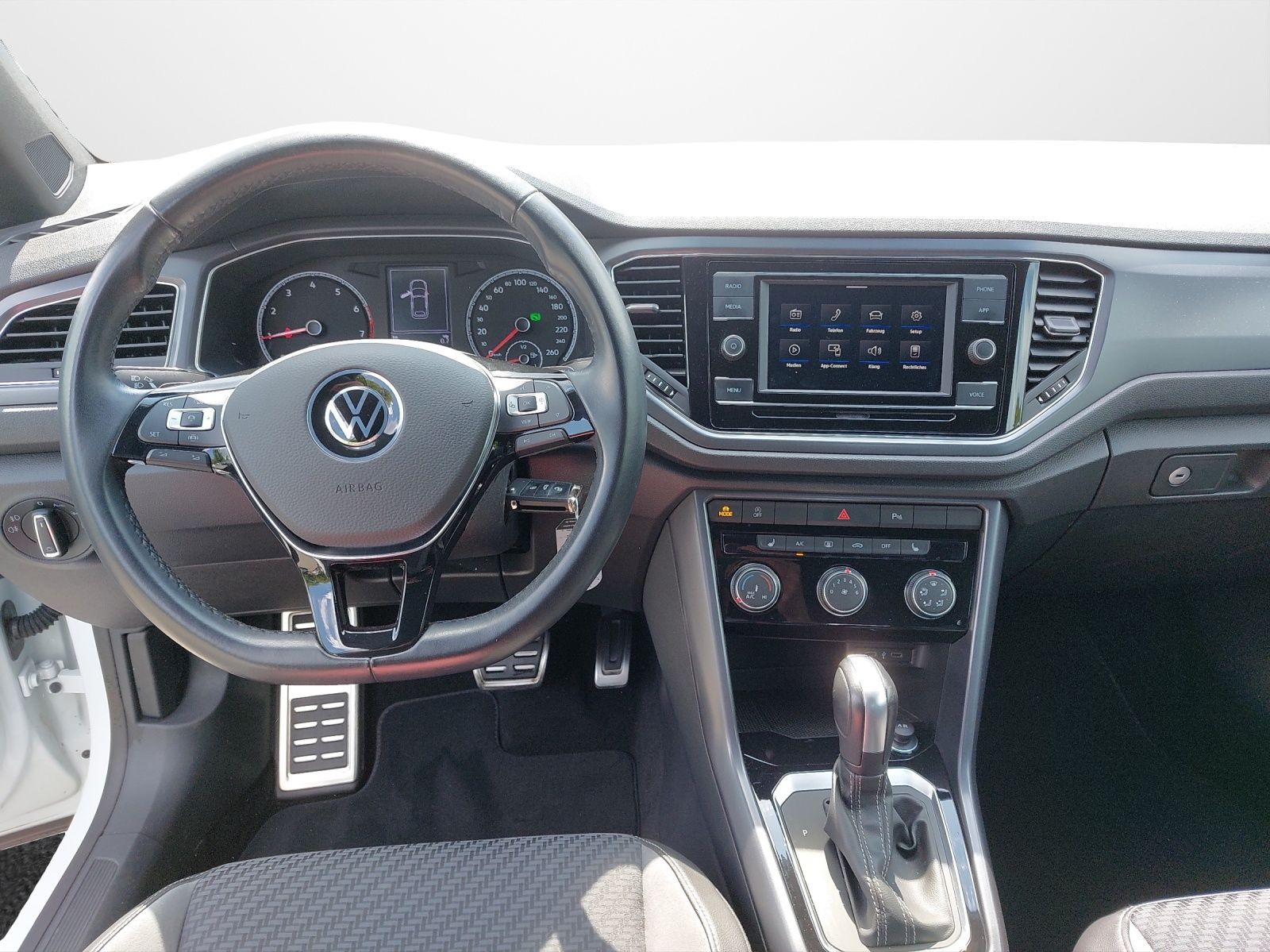 Volkswagen T-Roc 1.5 TSI DSG R-Line - Samsaru's Car Outlet