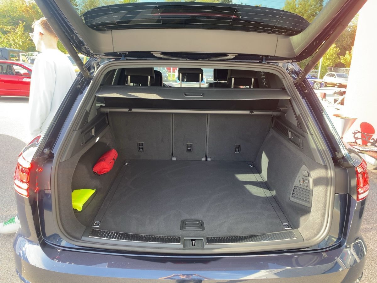 Volkswagen Touareg 3.0 V6 TDI DSG 4M R-Line - Samsaru's Car Outlet