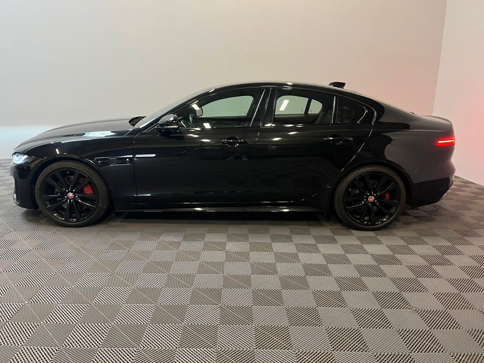 Jaguar XE P250 R-Dynamic Black *ACC-HuD-LED-360°*