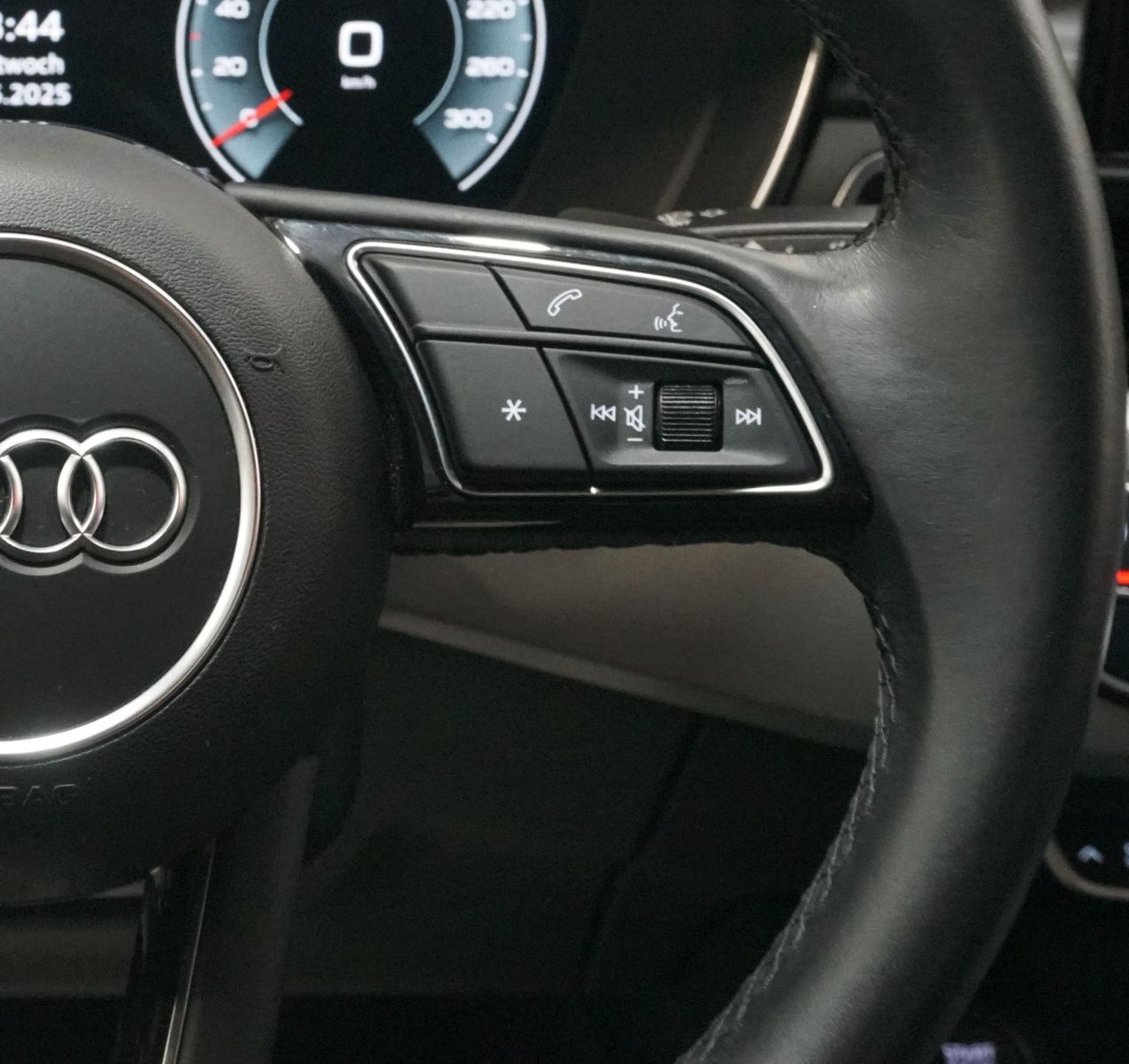 Audi A4 Lim. 40 TFSI S line - Samsaru's Car Outlet