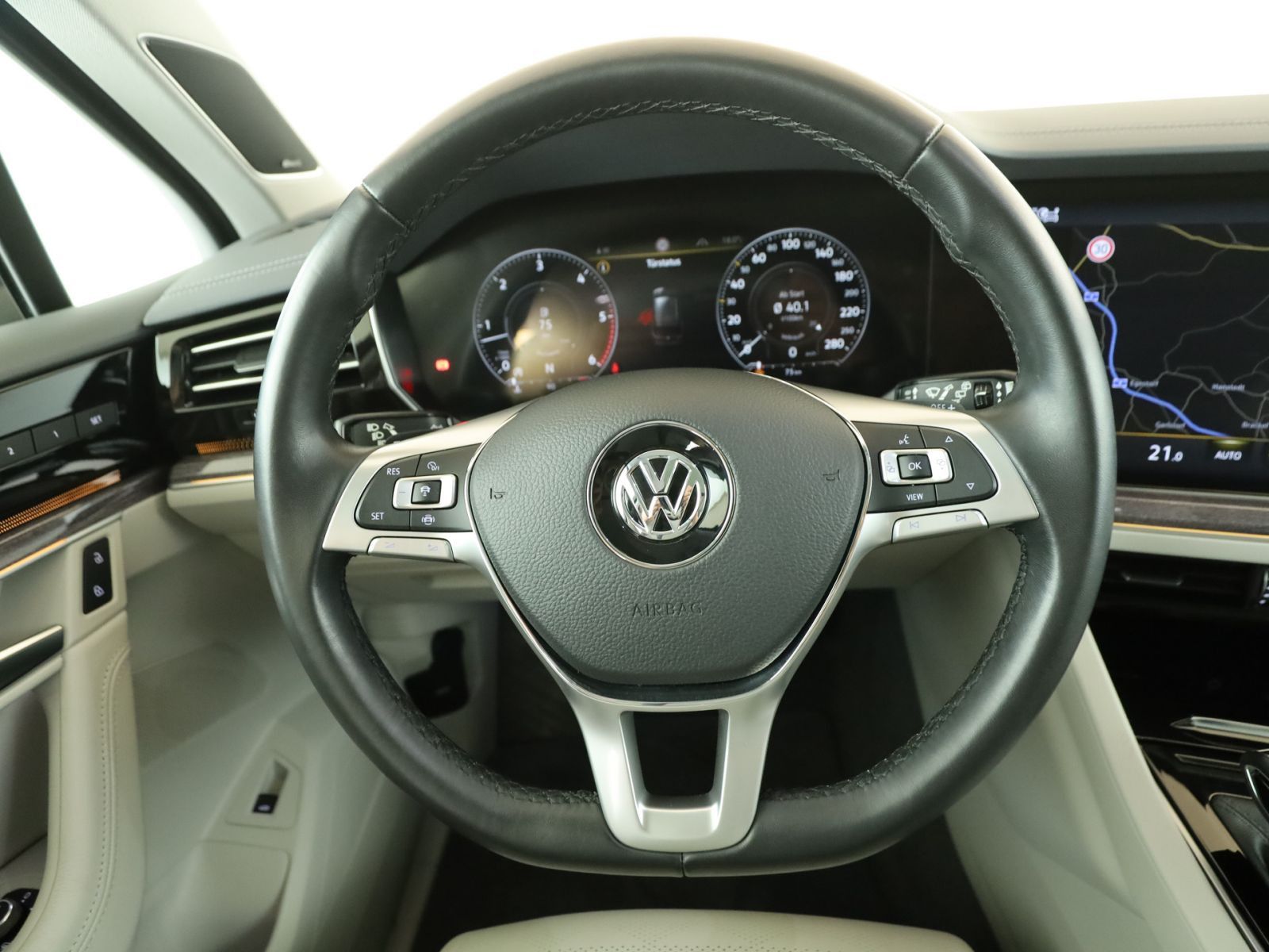 Volkswagen Touareg 3.0 TDI R-Line 4M - Samsaru's Car Outlet