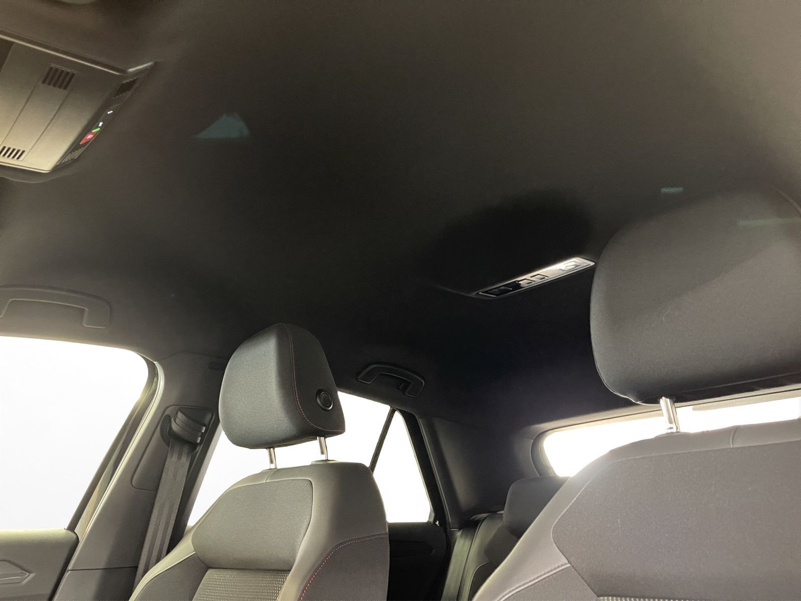 Volkswagen T-Roc 1.5 TSI Sport R-Line - Samsaru's Car Outlet