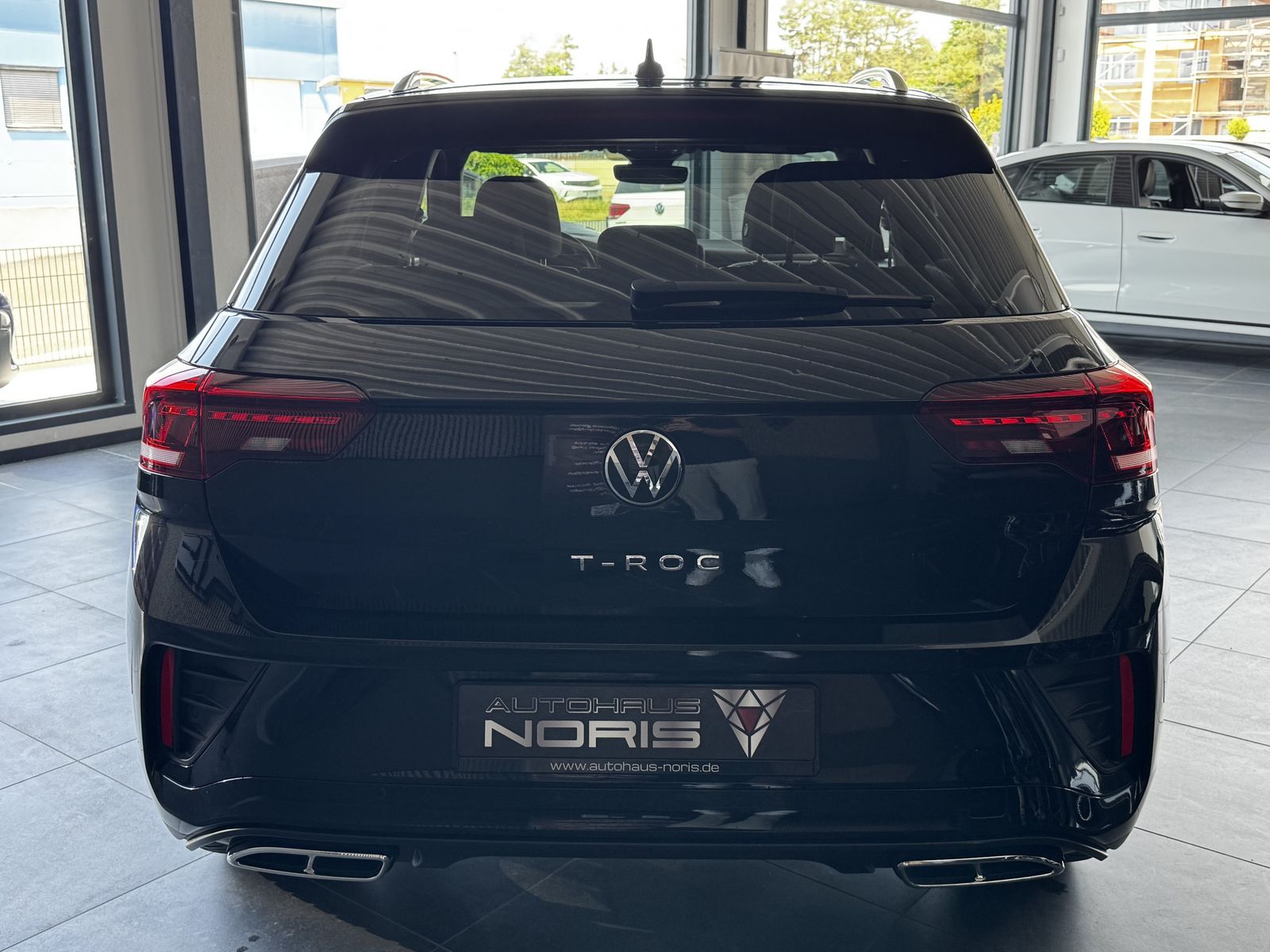 Volkswagen T-Roc 1.0 TSI R-Line - Samsaru's Car Outlet