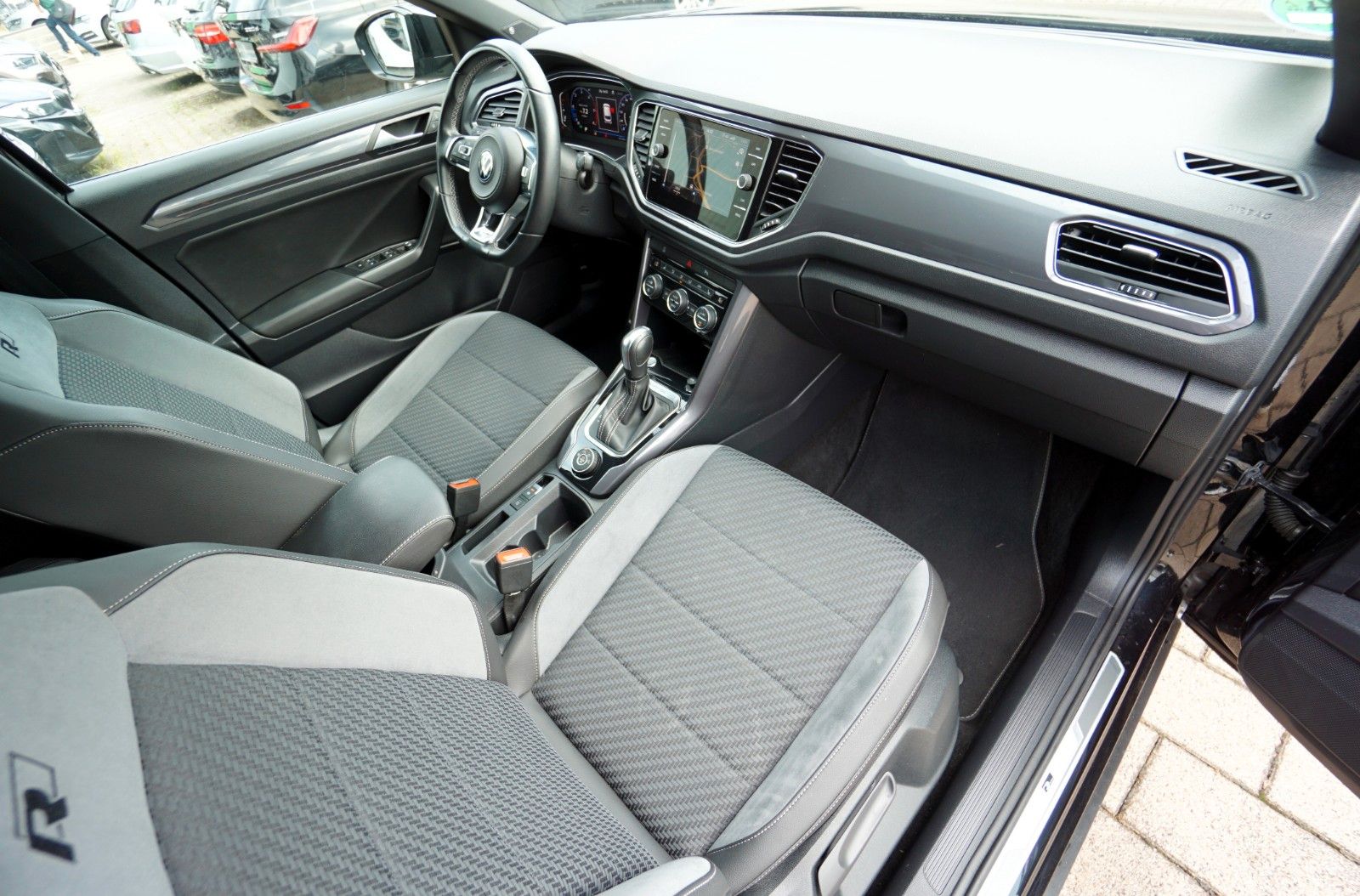 Volkswagen T-Roc 4Motion 2.0 TDI R-Line - Samsaru's Car Outlet