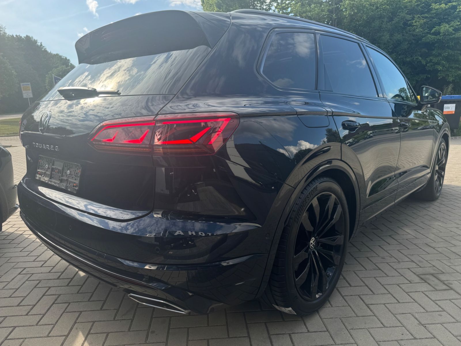 Volkswagen Touareg R-Line 4M Black - Samsaru's Car Outlet