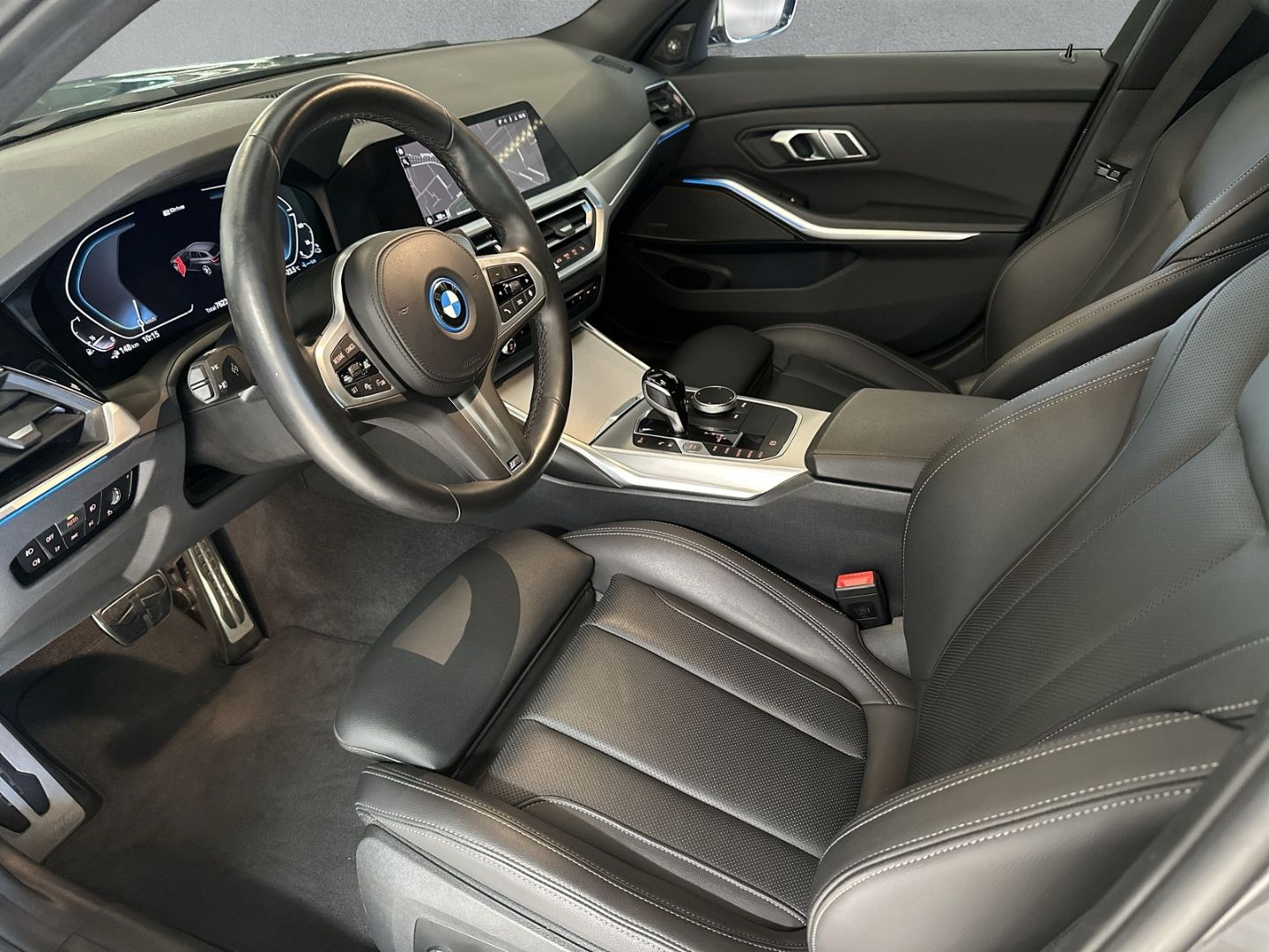 BMW 330 e xDrive M-SPORT - Samsaru's Car Outlet