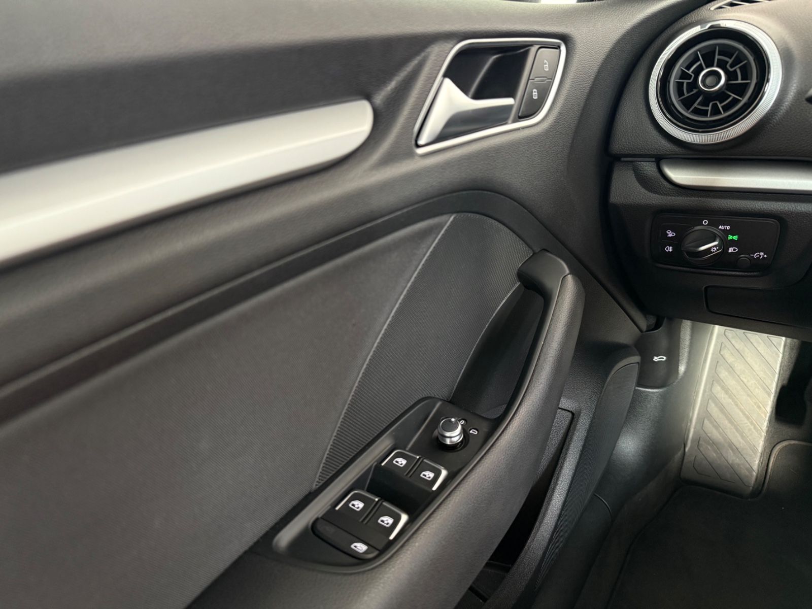 Audi A3 Limousine 30 TFSI basis - Samsaru's Car Outlet