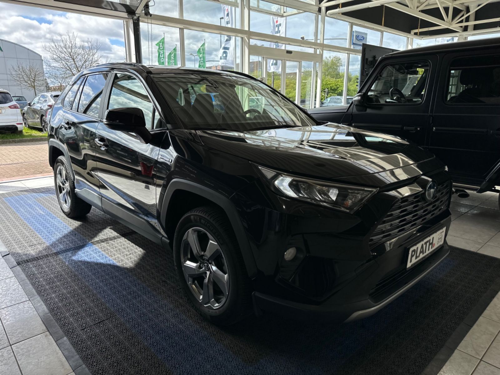 Toyota RAV 4 Hybrid - Samsaru's Car Outlet