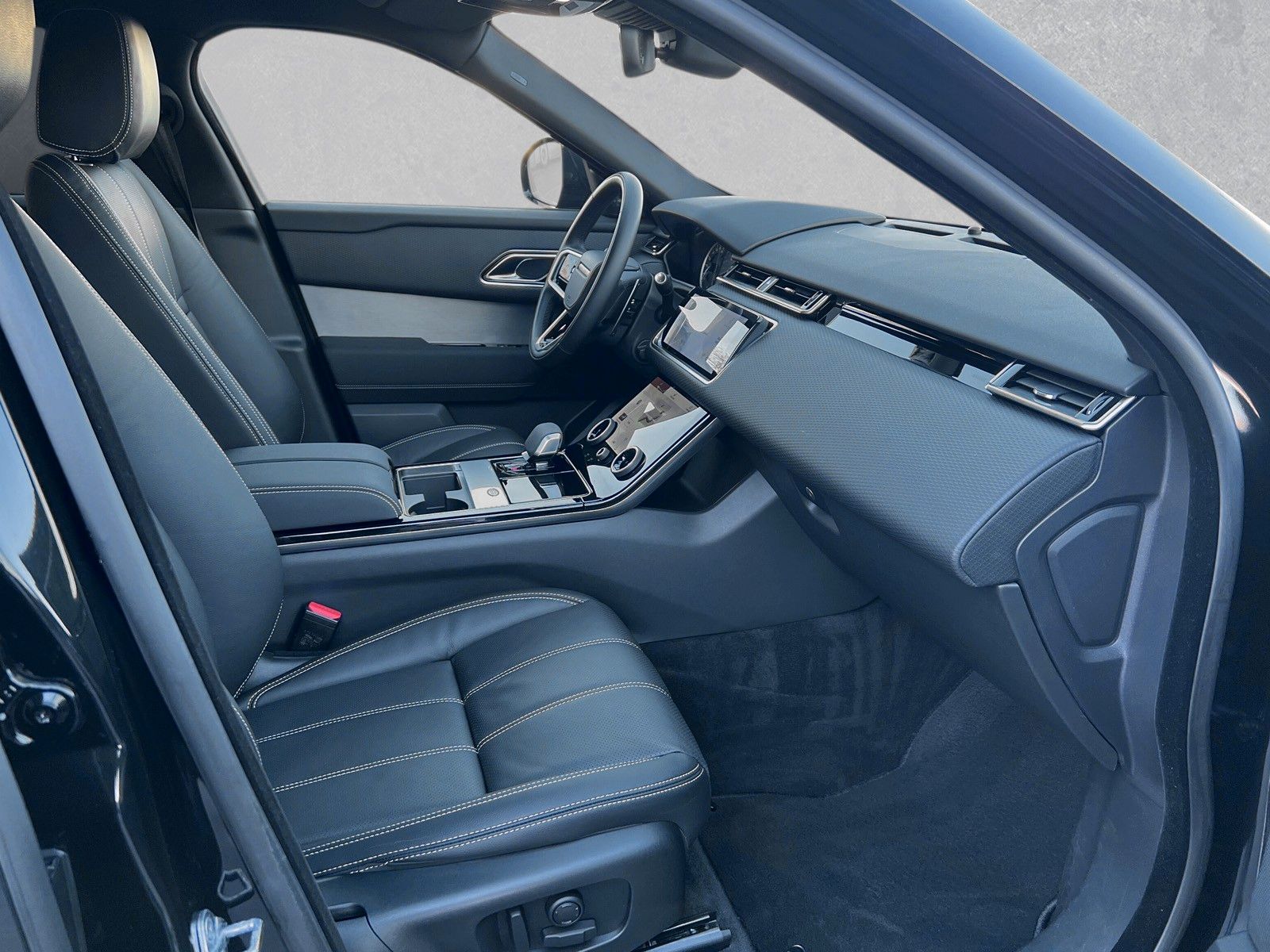 Range Rover Velar D200 AWD R-DYNAMIC SE - Samsaru's Car Outlet
