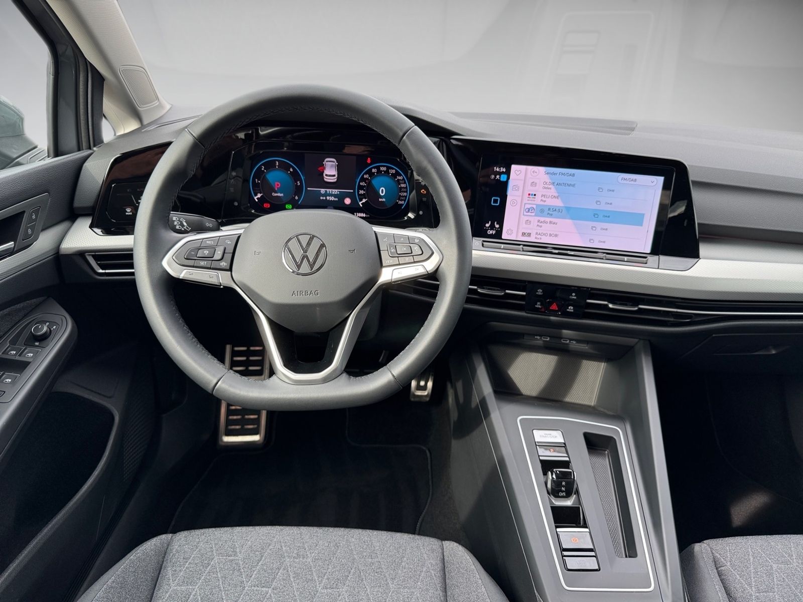 Volkswagen Golf VIII 2.0 TDI Move - Samsaru's Car Outlet