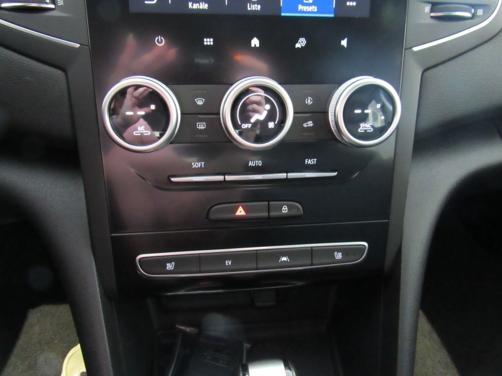 Renault Megane Grandtour ZEN E-TECH Plug-in - Samsaru's Car Outlet