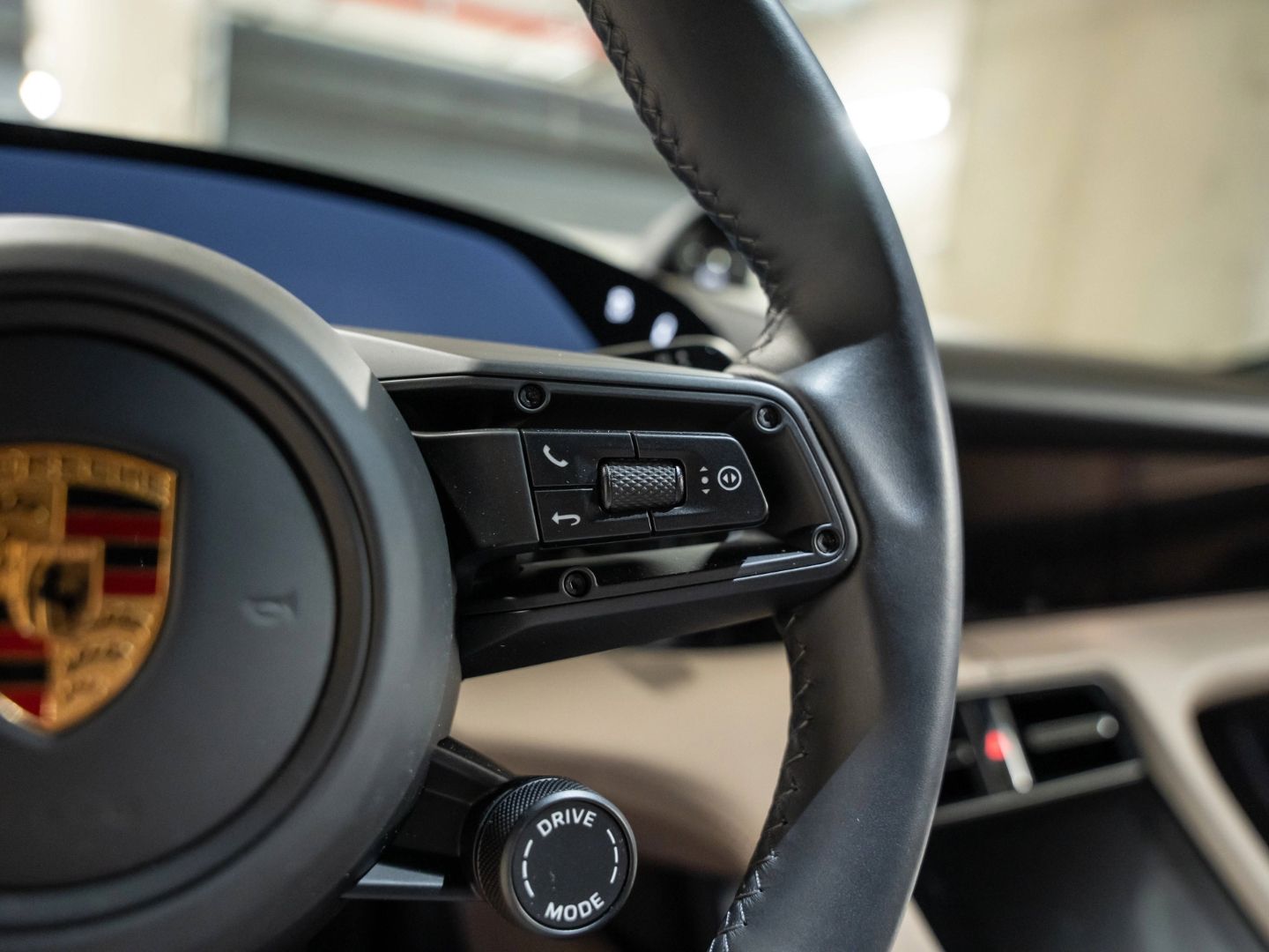 Porsche Taycan GTS InnoDrive Burmester Beifahrerdisplay