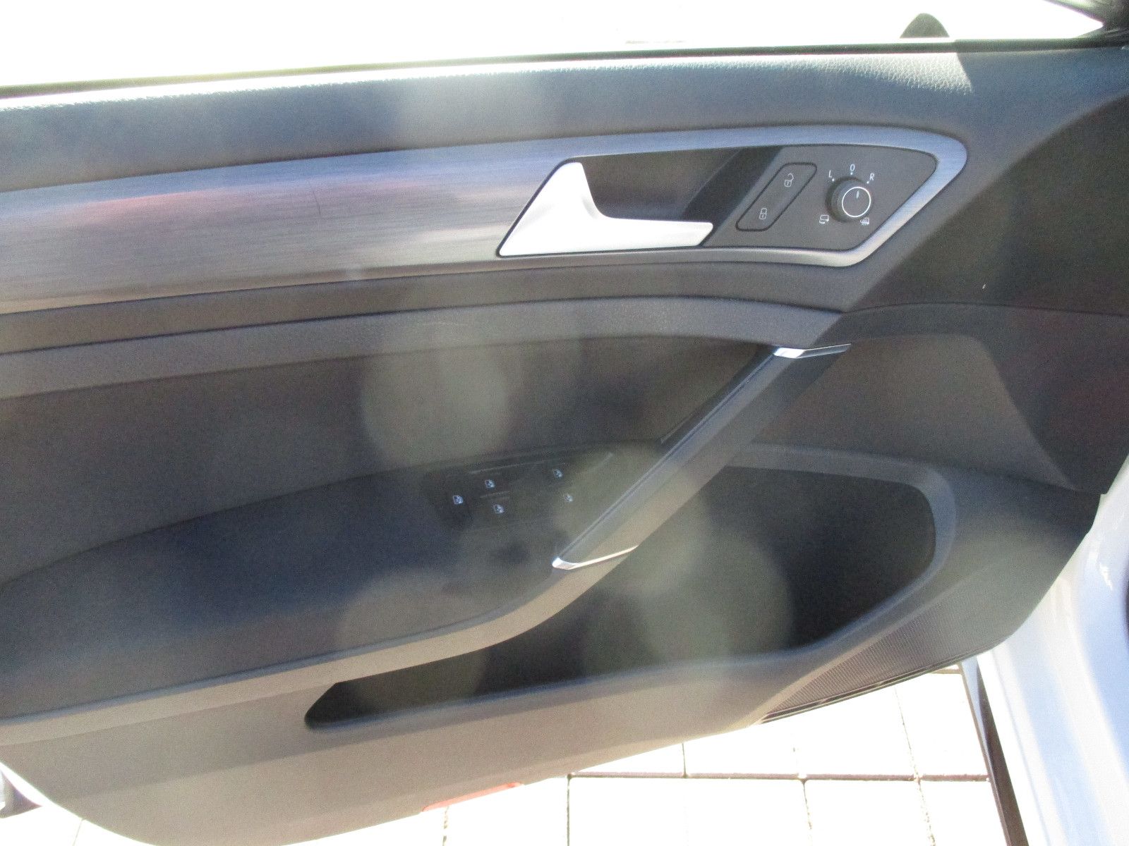 Volkswagen Golf 7 2.0 TDI R-Line - Samsaru's Car Outlet