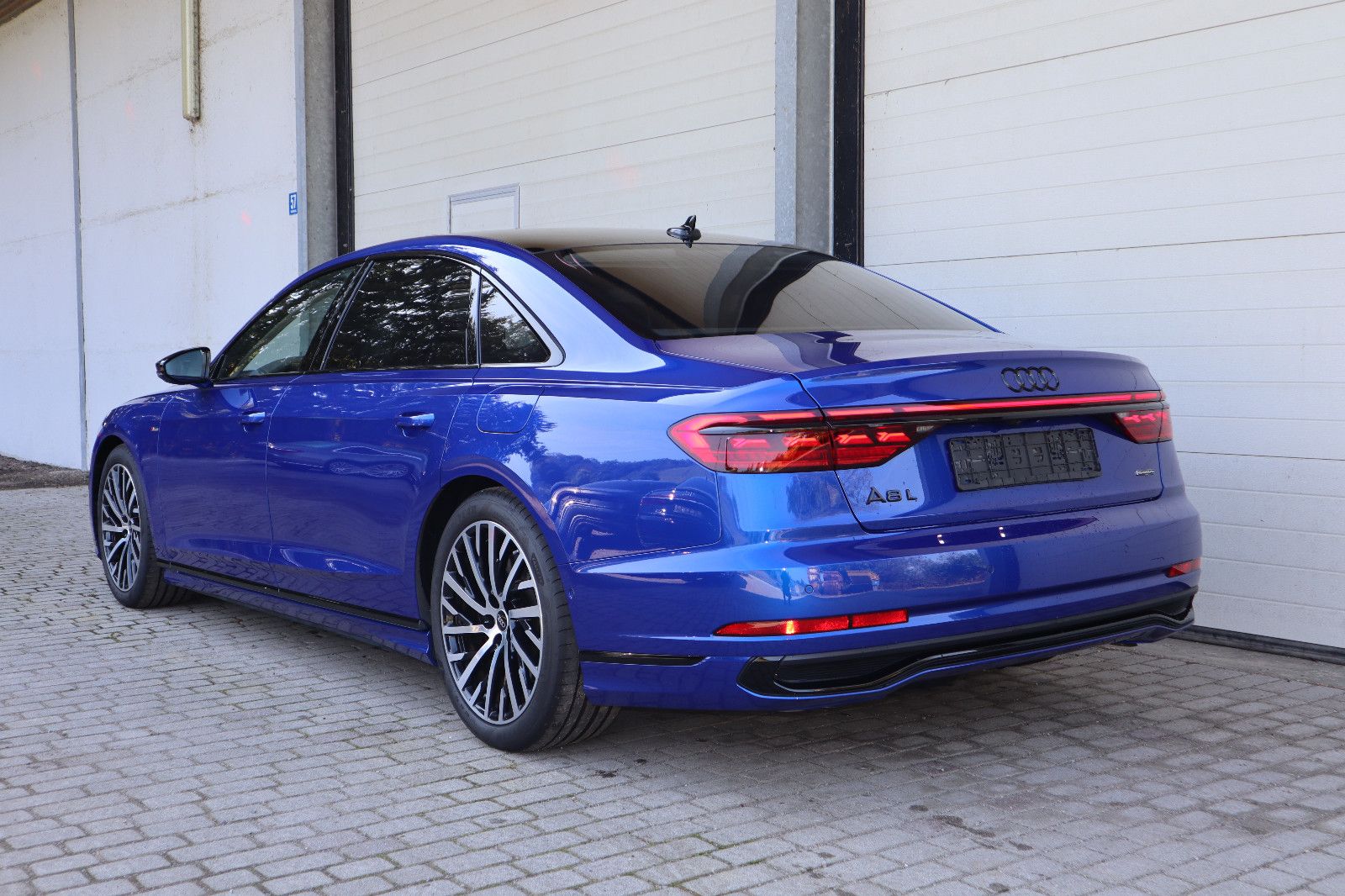 Audi A8L 60 TFSIe lang exclusive - Samsaru's Car Outlet