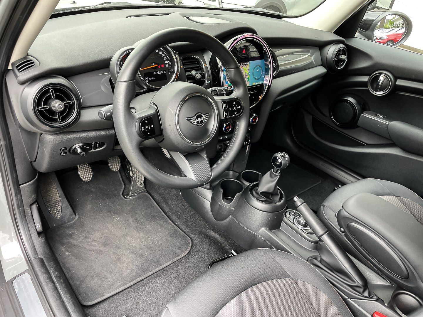 MINI Cooper Essential Trim 5-Türer - Samsaru's Car Outlet