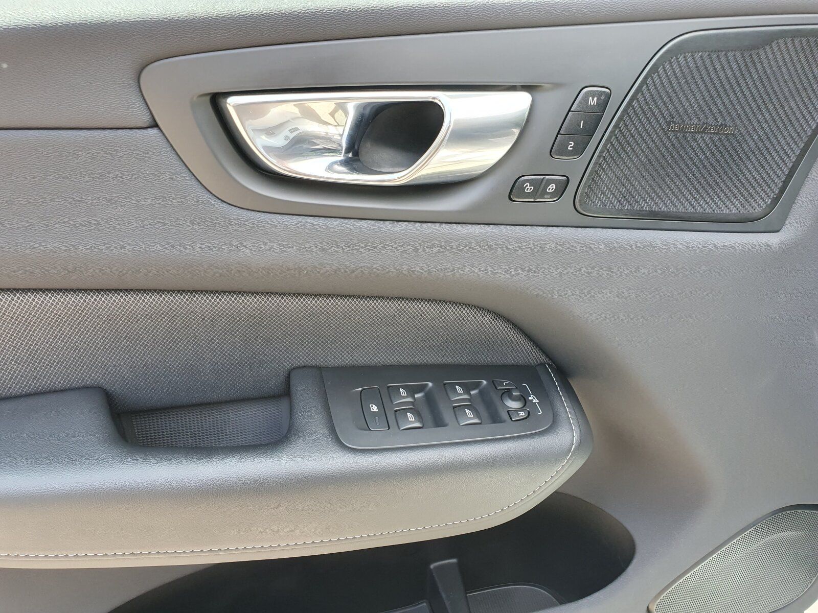 Volvo XC60 T6 Twin Engine AWD R Design - Samsaru's Car Outlet