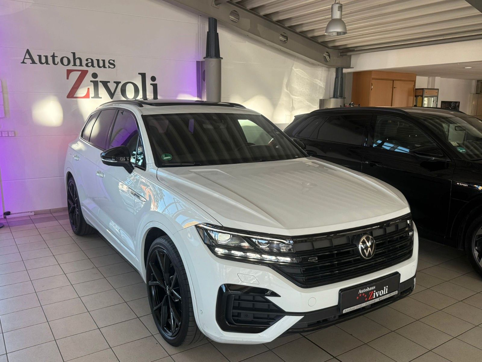 Volkswagen Touareg R-Line BLACK 3.0 TDI - Samsaru's Car Outlet
