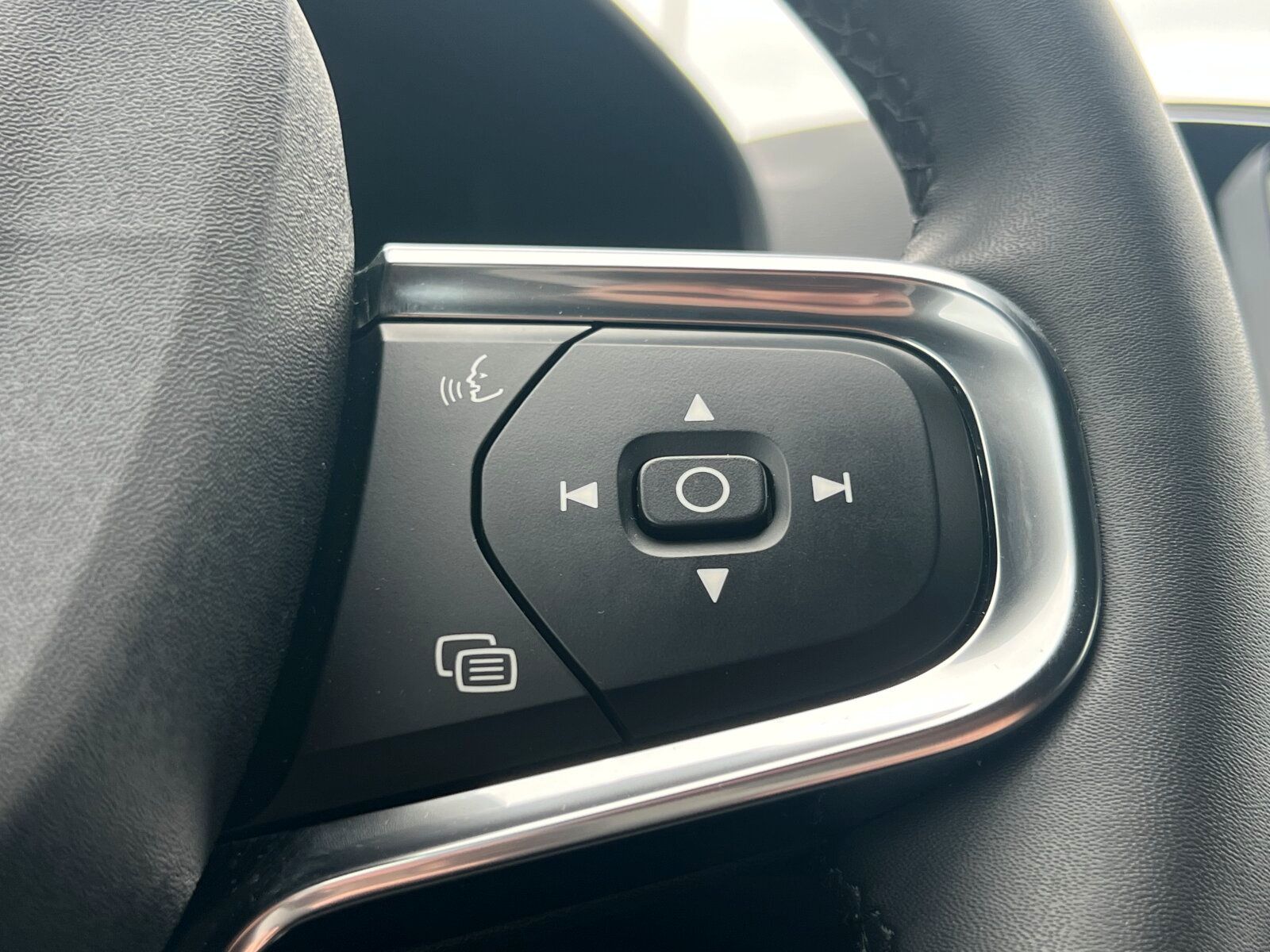 Volvo XC40 T4 Ultimate Dark AHK|PANO|CONNECT|LED|
