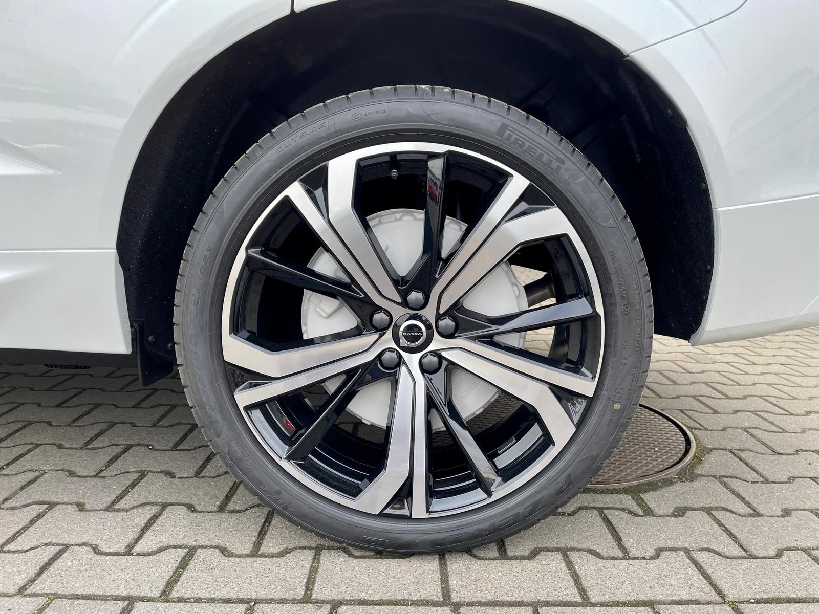 Volvo XC60 B4 AWD Plus Dark 4xSHZ ACC BLIS FHZ STDHZ