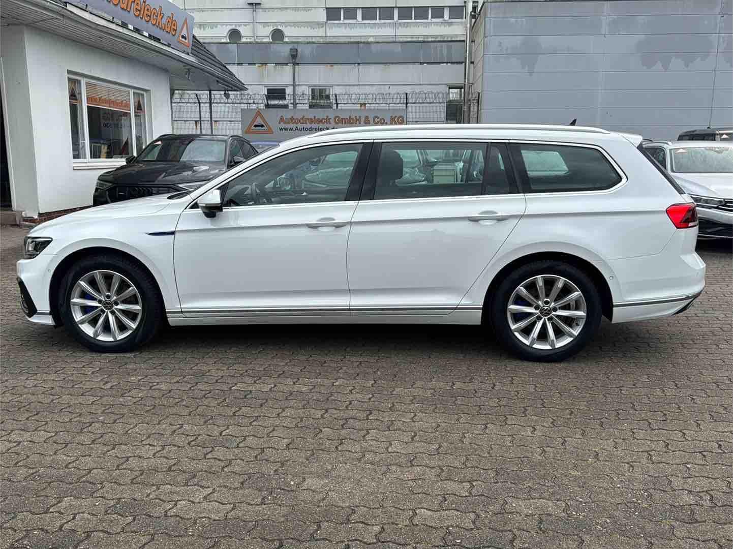 Volkswagen Passat Variant GTE - Samsaru's Car Outlet