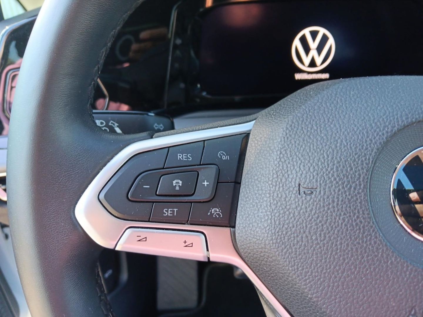 Volkswagen Golf 8 VIII Style 1.5 TSI - Samsaru's Car Outlet