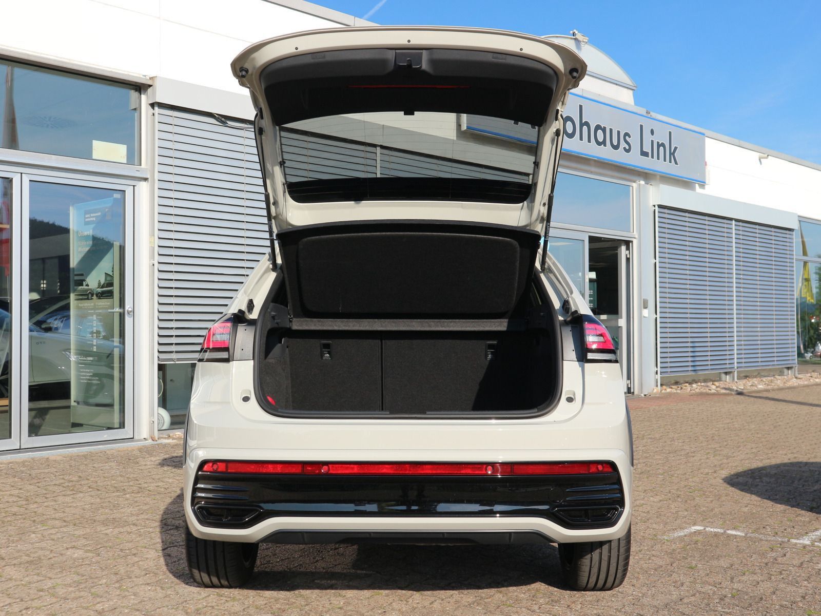 Volkswagen Taigo R-Line 1.5 TSI DSG - Samsaru's Car Outlet