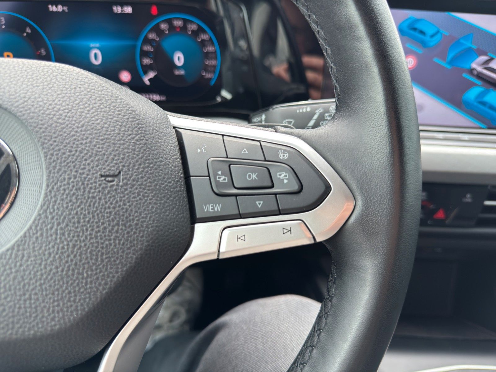 Volkswagen Golf VIII 2,0TDI DSG Var Life - Samsaru's Car Outlet