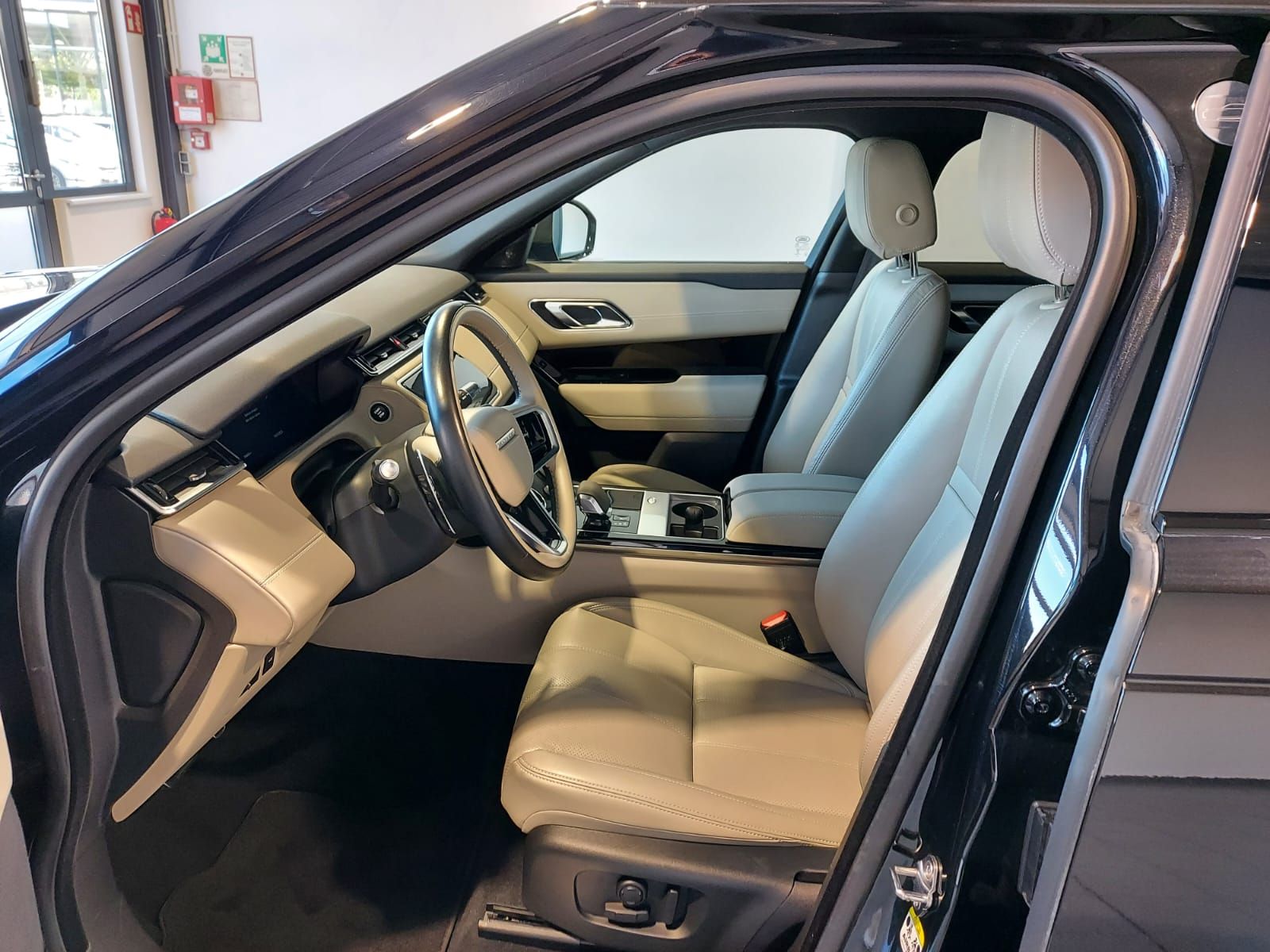 Range Rover Velar 2.0d D200 Edition - Samsaru's Car Outlet