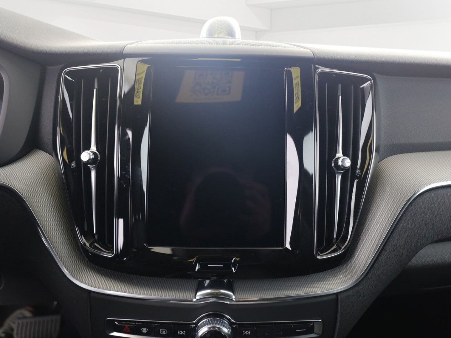 Volvo XC60 T6 Plus Black Edition Plug-In Hybrid AWD - Samsaru's Car Outlet