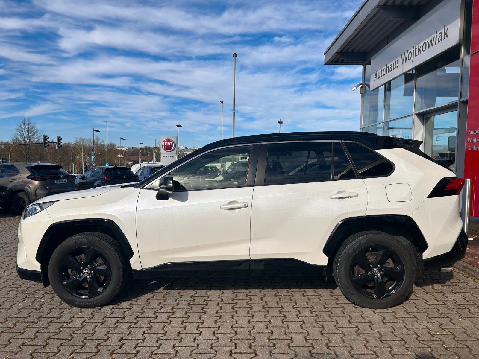 Toyota RAV4 Hybrid Style - Samsaru's Car Outlet