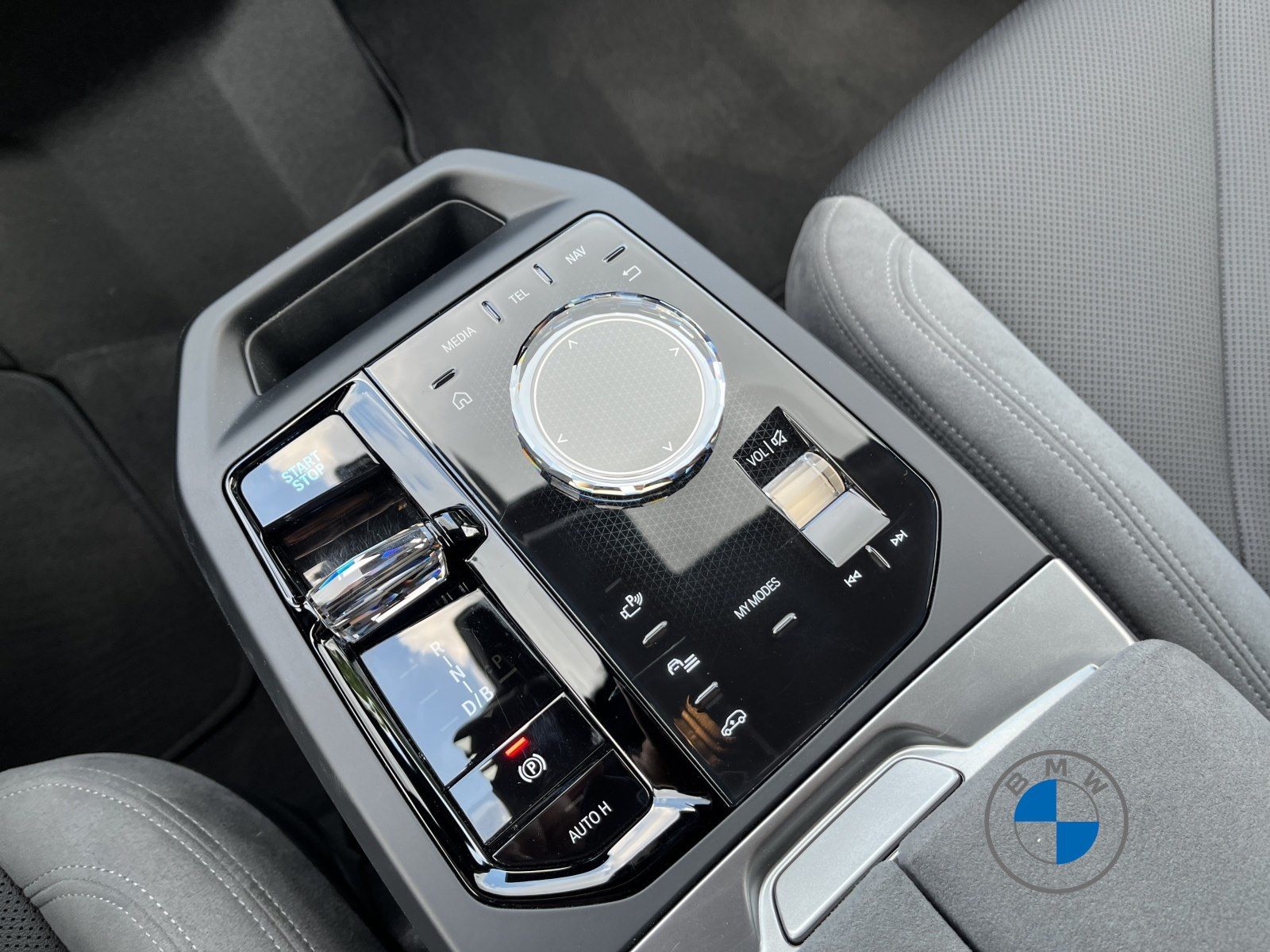 BMW iX M70 XDRIVE 22" DA/PA Prof. Luftfederung AHK