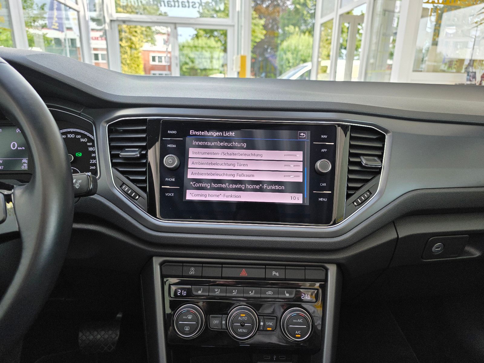 Volkswagen T-Roc Style - Samsaru's Car Outlet