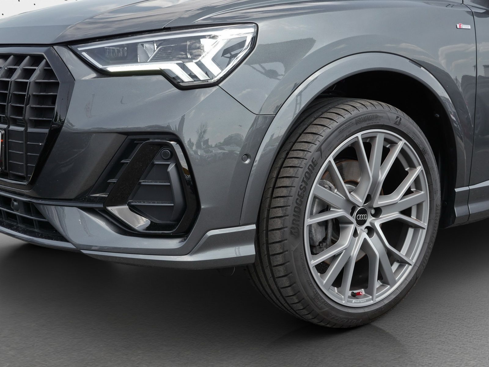 Audi Q3 40 TFSI qu. S line - Samsaru's Car Outlet