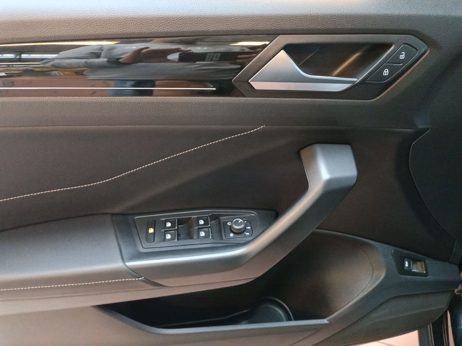 Volkswagen T-Roc 1.5 TSI R-Line - Samsaru's Car Outlet