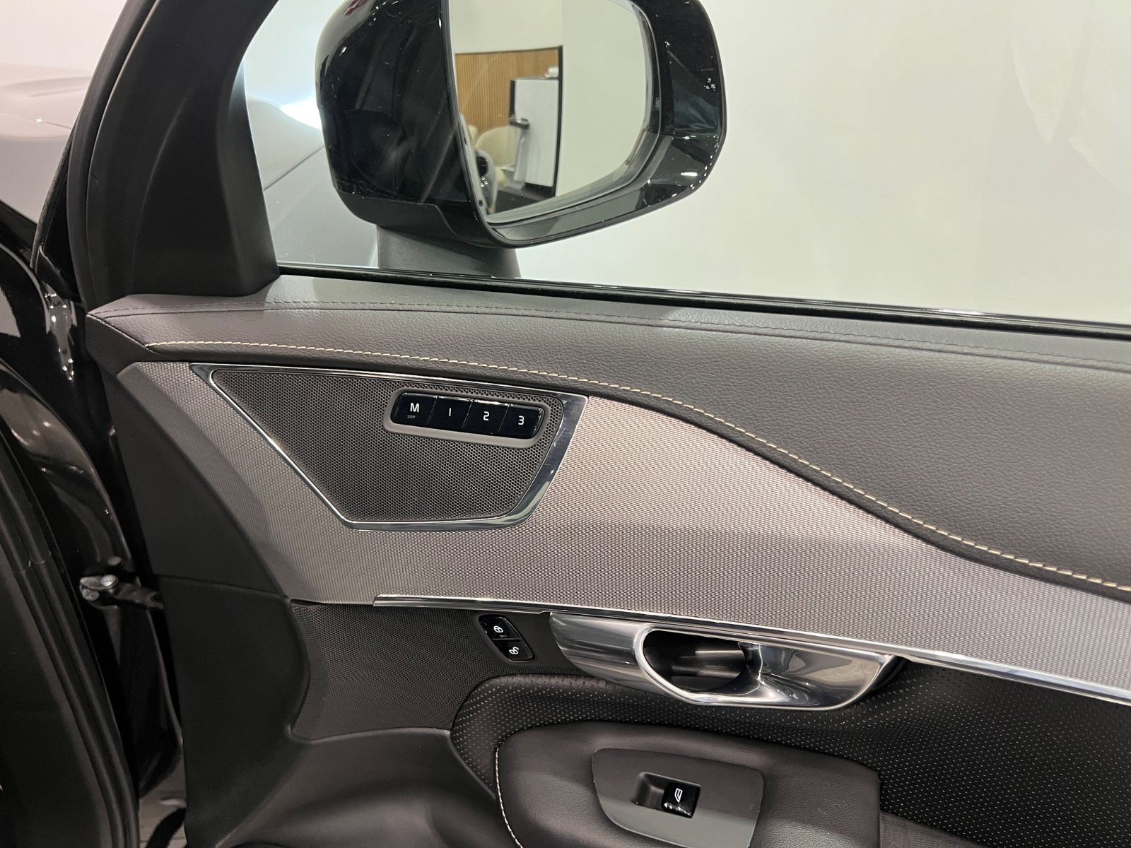 Volvo XC90 R Design AWD - Samsaru's Car Outlet