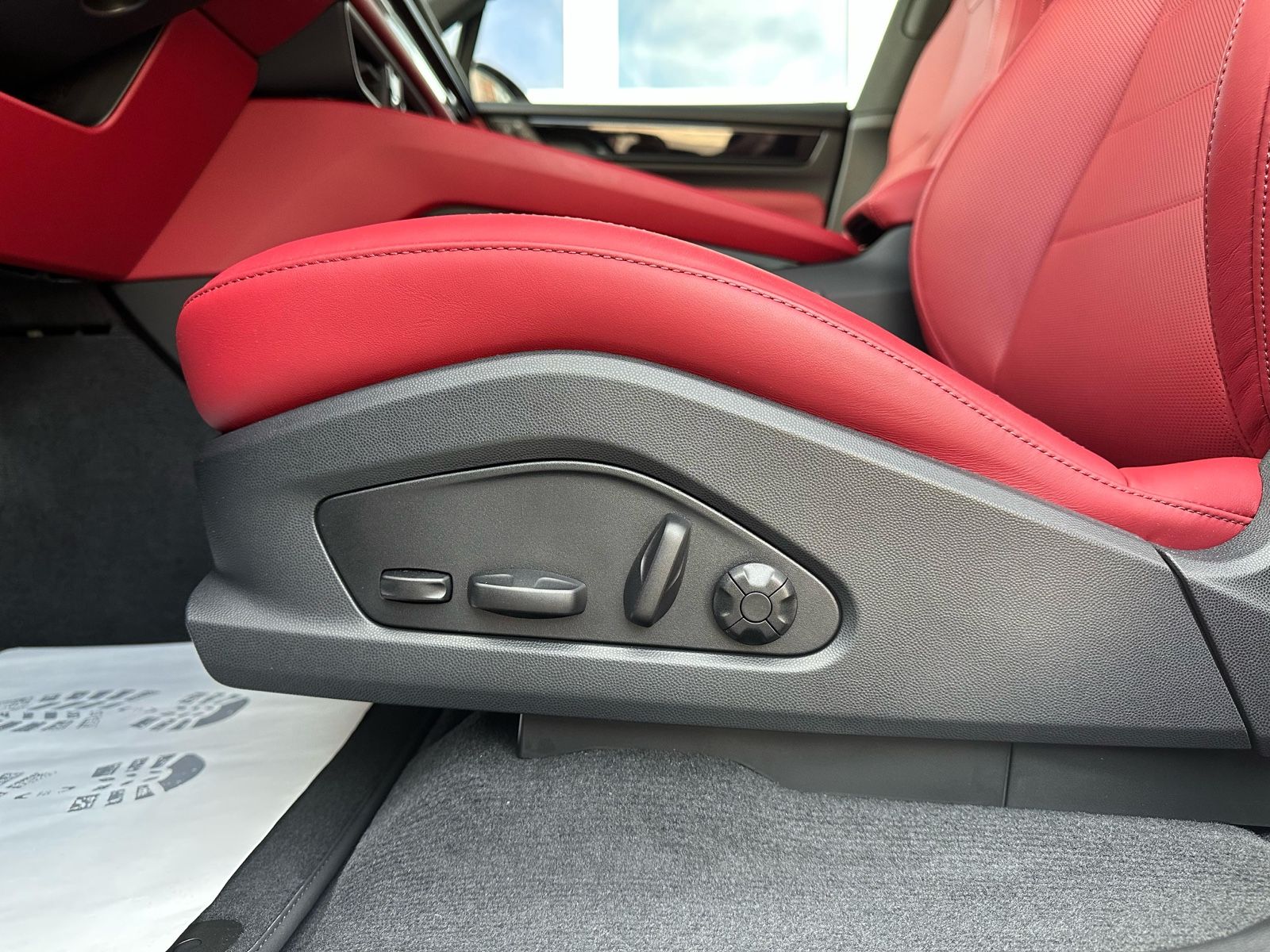 Porsche Macan 4 - Samsaru's Car Outlet