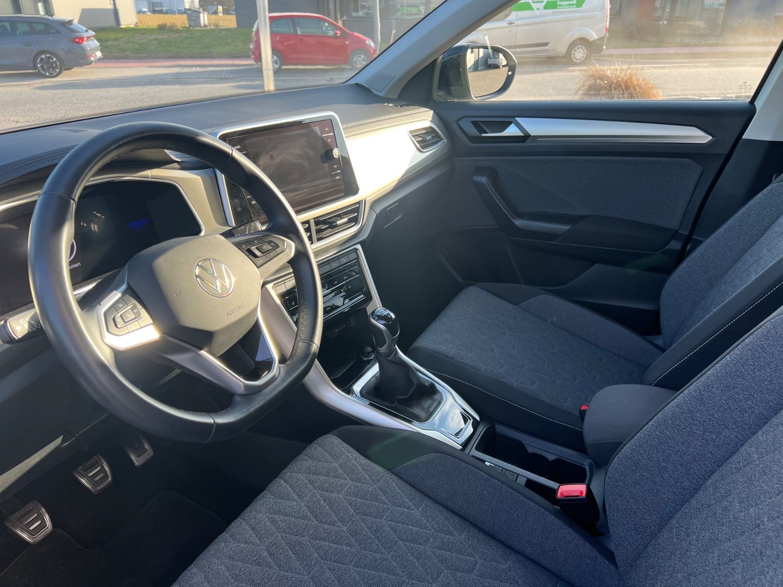 Volkswagen T-Roc 1.0 TSI Move - Samsaru's Car Outlet