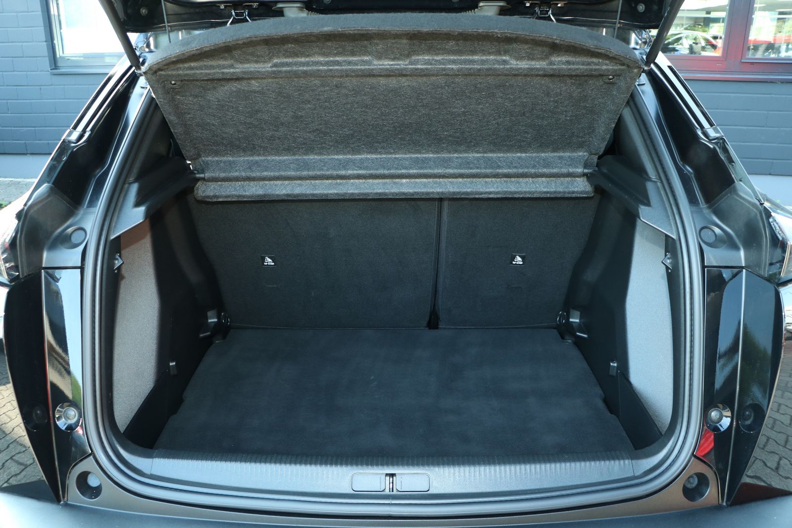 Peugeot E-2008 e-Allure - Samsaru's Car Outlet