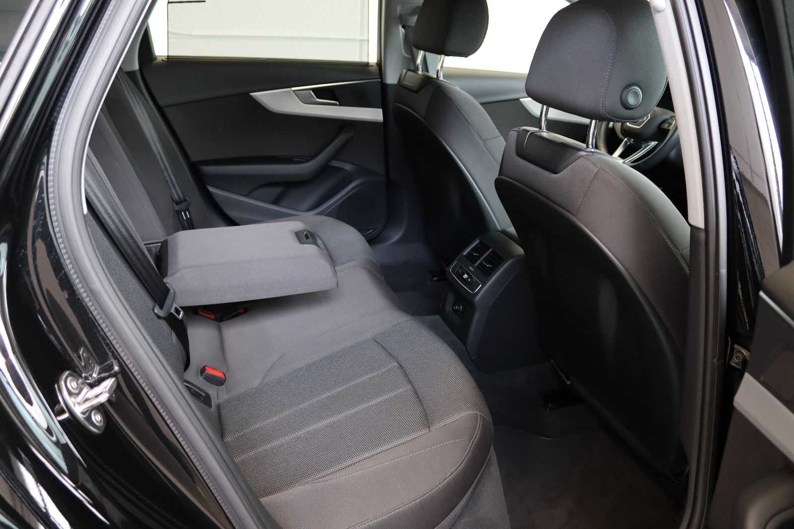 Audi A4 Avant 35TDI S-Tronic S line - Samsaru's Car Outlet