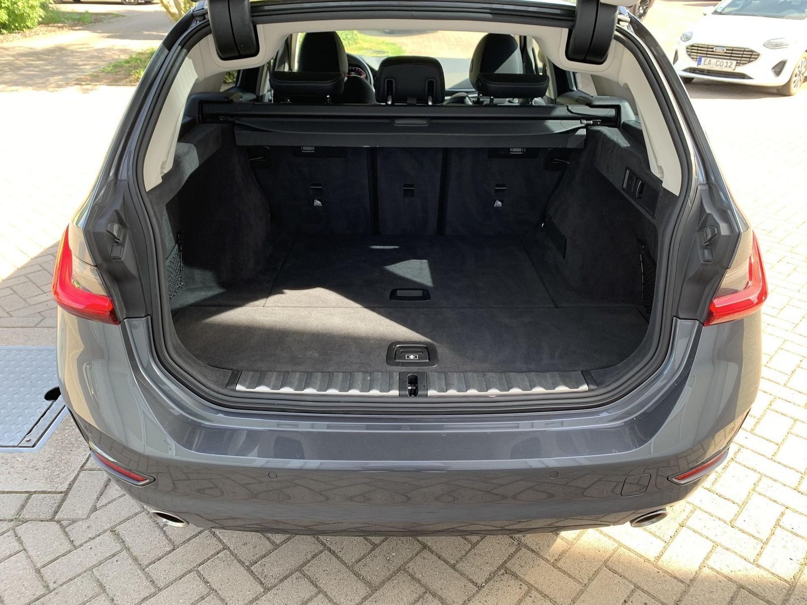 BMW 330i Touring Sport Line - Samsaru's Car Outlet