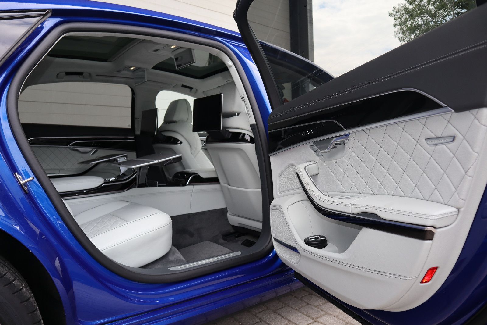 Audi A8L 60 TFSI V8 qu lang exclusive - Samsaru's Car Outlet