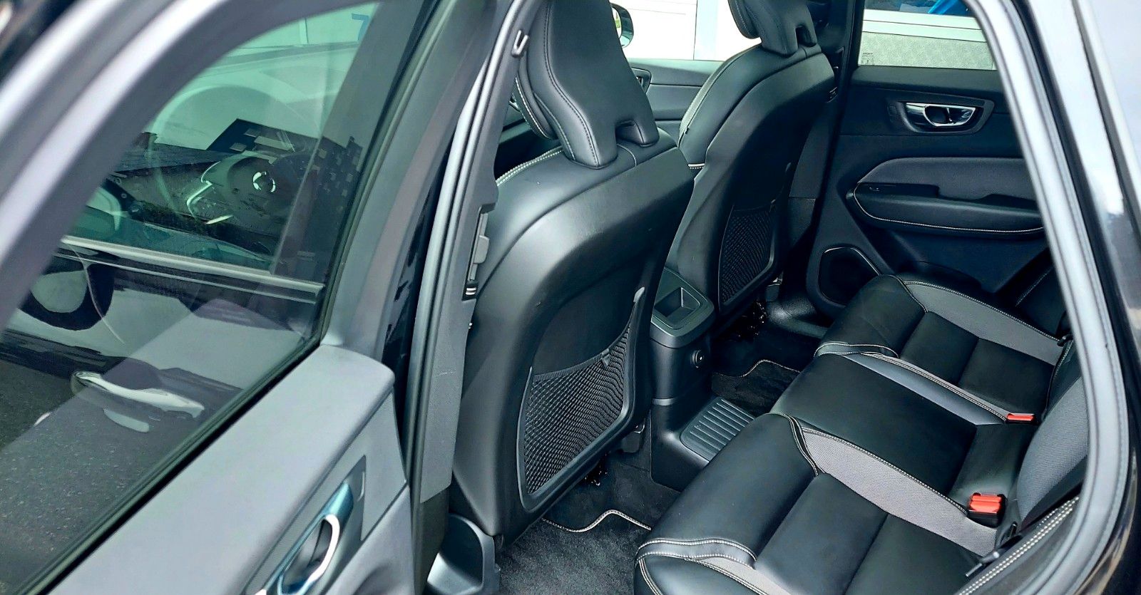 Volvo XC60 T6 R-Design Recharge Plug-In Hybrid AWD