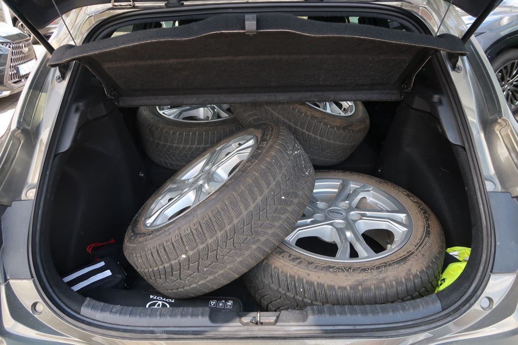 Toyota Corolla 1.8 Hybrid - Samsaru's Car Outlet
