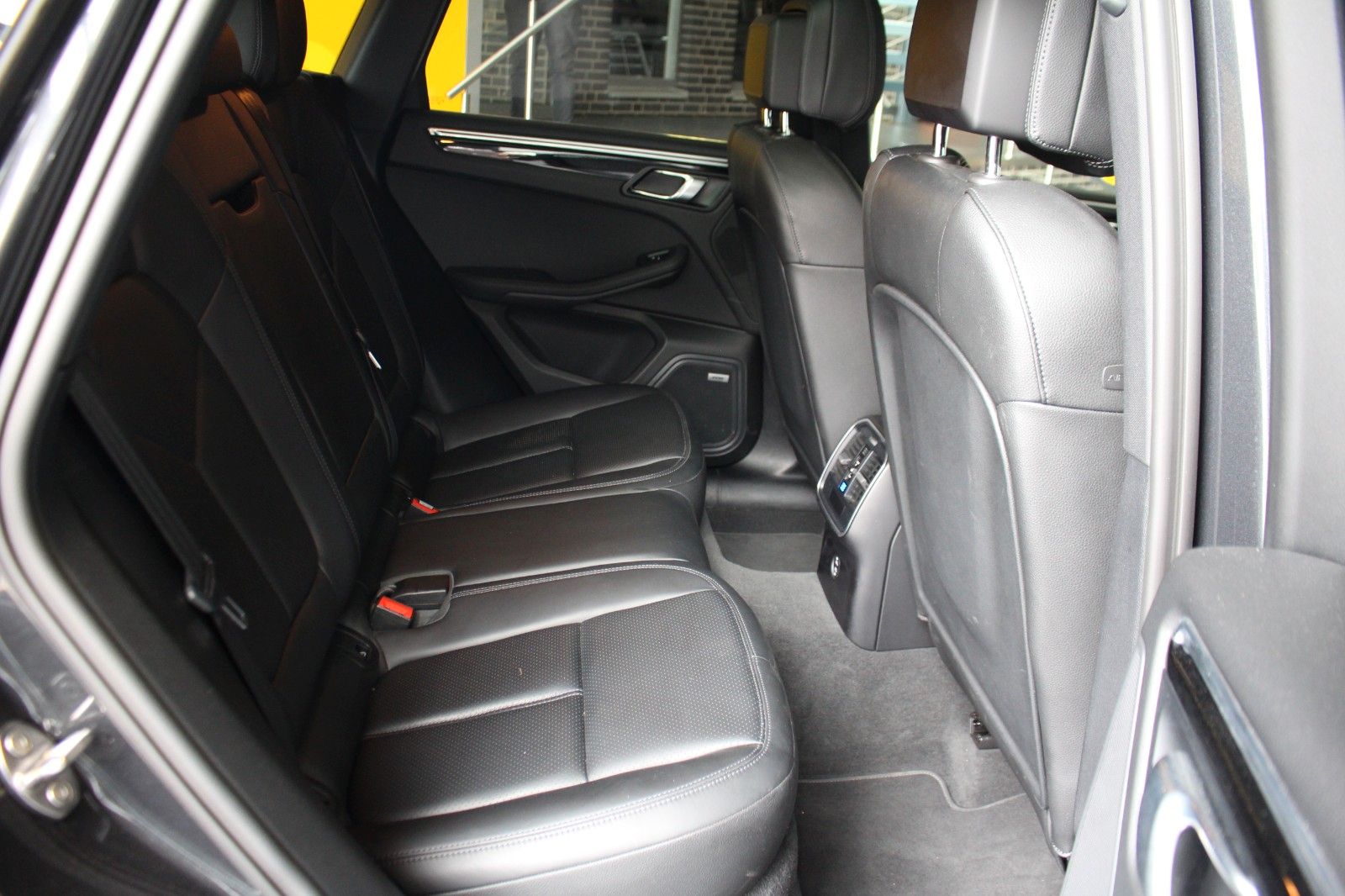 Porsche Macan S V6 Bi-Turbo PDK - Samsaru's Car Outlet