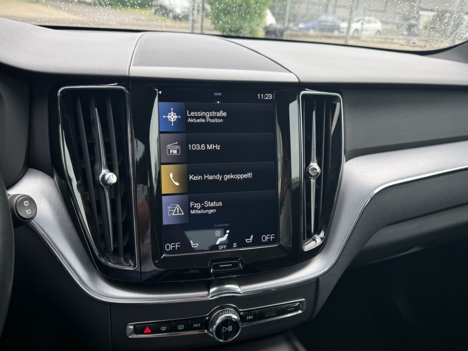 Volvo XC60 Momentum Pro AWD - Samsaru's Car Outlet