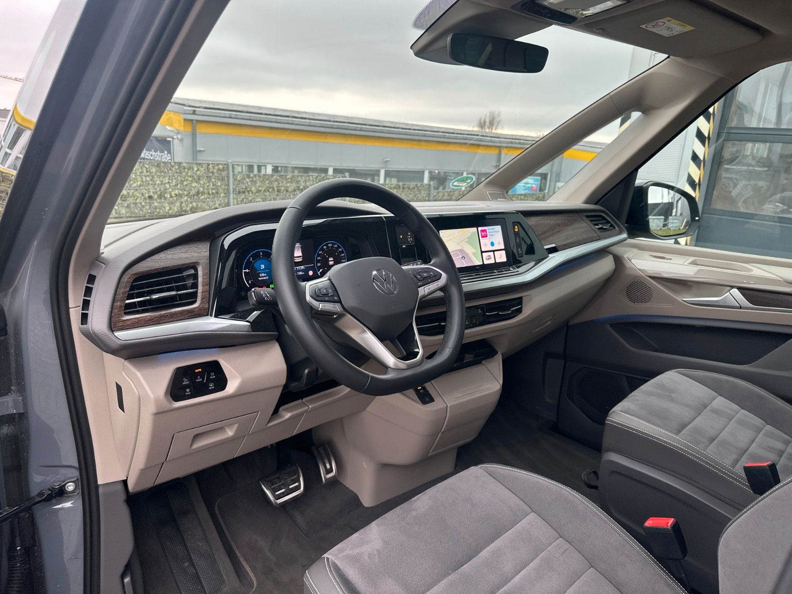 Volkswagen T7 Multivan - Samsaru's Car Outlet