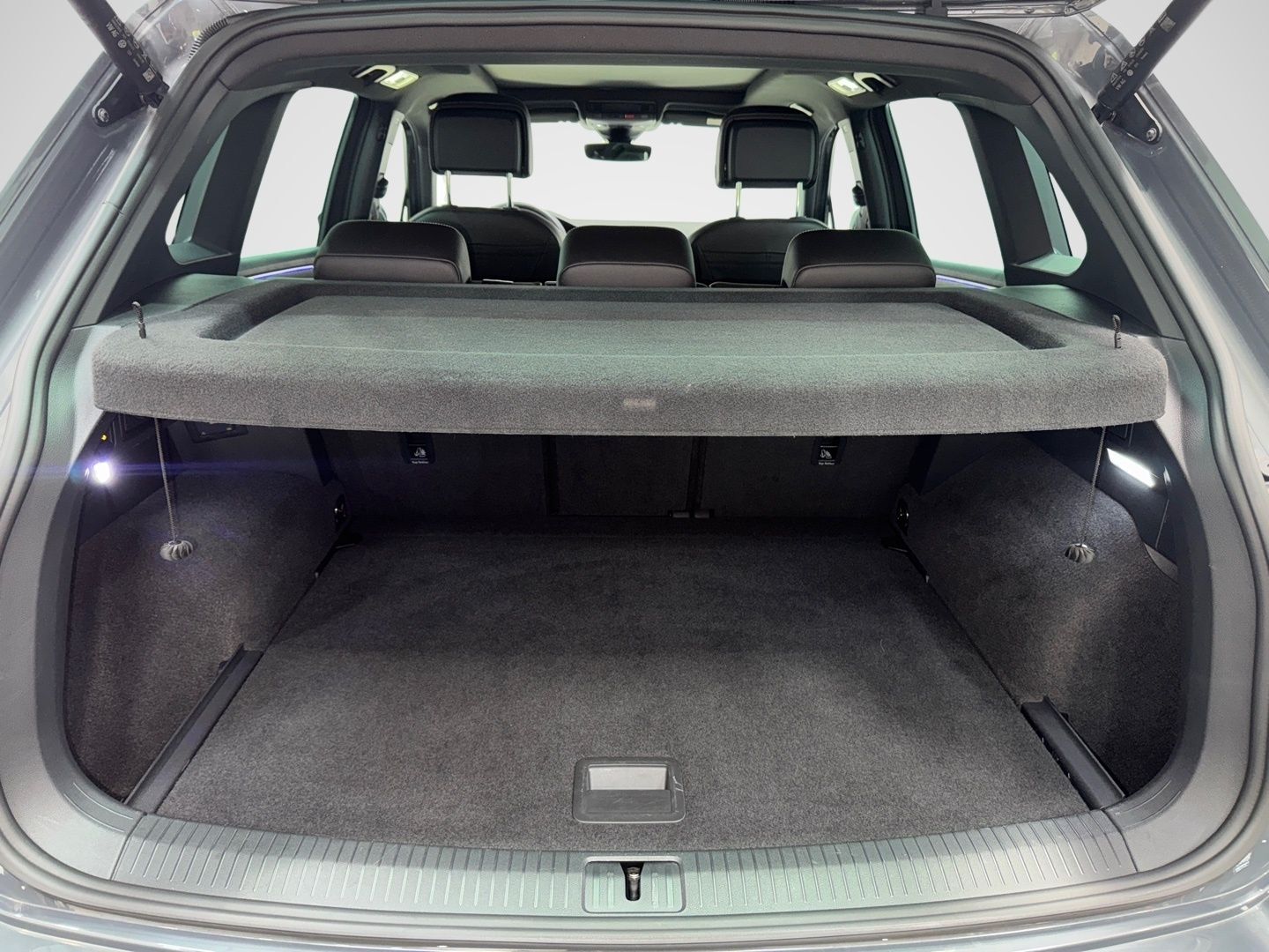 Volkswagen Tiguan 2.0 TDI 4M DSG R LINE PANO AHK MATRIX CAM